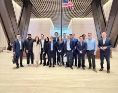 Gruppenfoto von Studierenden auf Studienreise in New York mit Blick auf die Brooklyn Bridge