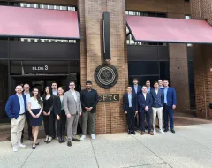 Studierende auf Studienreise vor der Federal Reserve Bank of New York