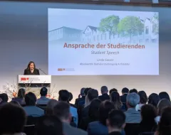 Ansprache der Studierenden vor Publikum bei der Diplomfeier der Universität Liechtenstein