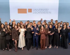 Gemeinsames Gruppenfoto der Graduierenden bei der Diplomfeier der Universität Liechtenstein
