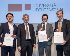 Preisträger mit Urkunden bei der Diplomfeier der Universität Liechtenstein