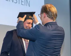 Feierliche Verleihung des Doktorhuts bei der Diplomfeier der Universität Liechtenstein