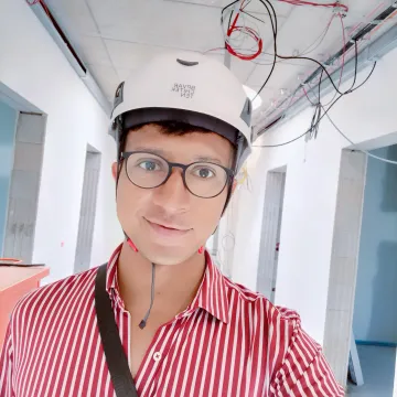 Architekturstudent der Universität Liechtenstein mit Helm und Brille auf einer Baustelle während eines Praxisprojekts.