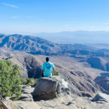 Student der Universität Liechtenstein blickt auf ein beeindruckendes Bergpanorama in den USA während seines Auslandssemesters.