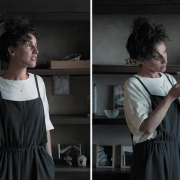 Designerin präsentiert in einer Werkstatt ein handgefertigtes Keramikobjekt und erklärt ihre gestalterischen Ansätze im Dialog