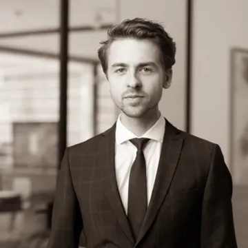 Porträt eines Doktoranden der Universität Liechtenstein im Bereich Wirtschaftsrecht.