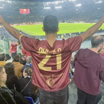 Student jubelt im Fussballstadion in Rom