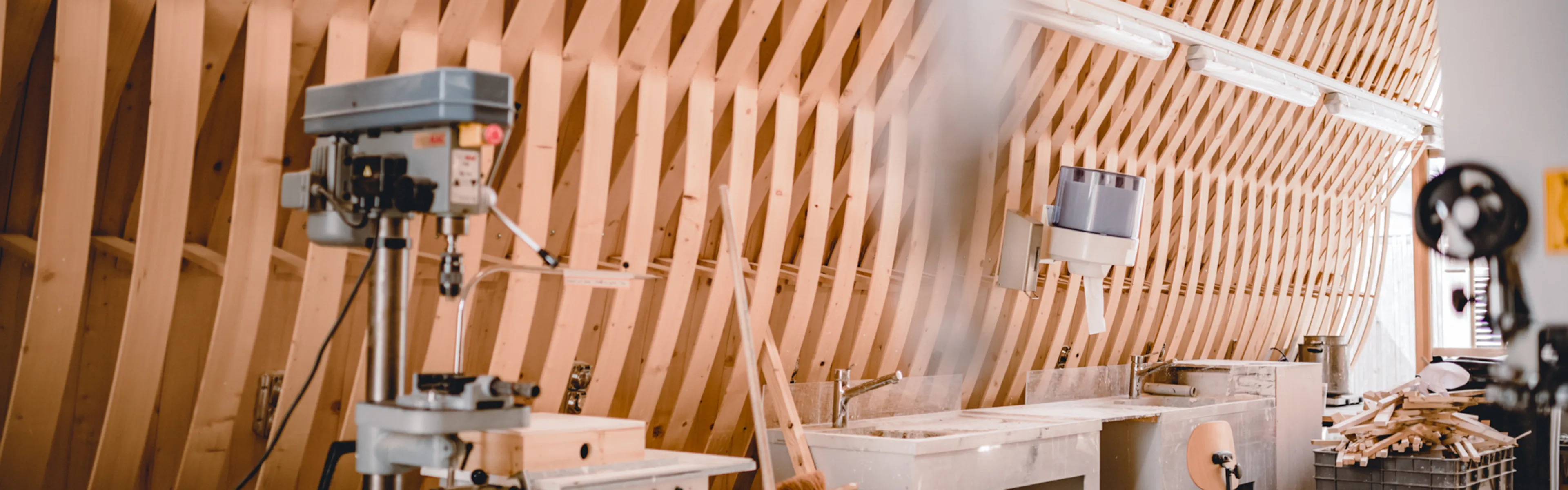 Werkraum mit Holzwänden und Maschinen, eine kreative Arbeitsumgebung