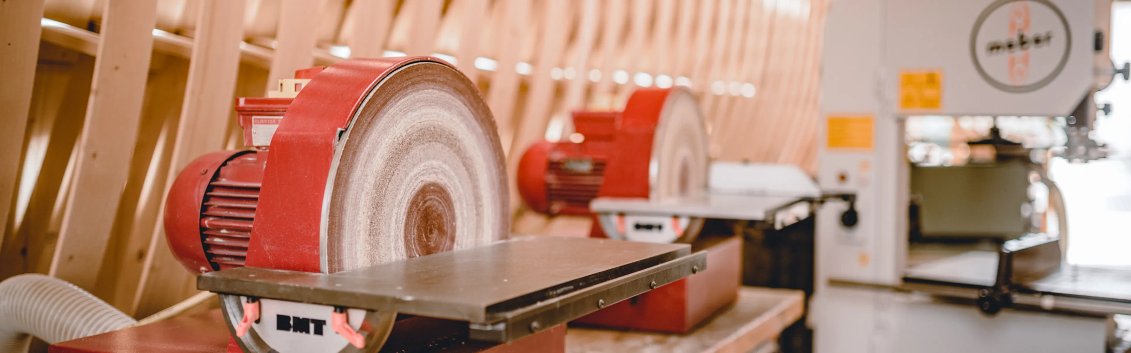 Rote Schleifmaschine auf Werkbank – Arbeitsgerät für Modell- und Holzbau