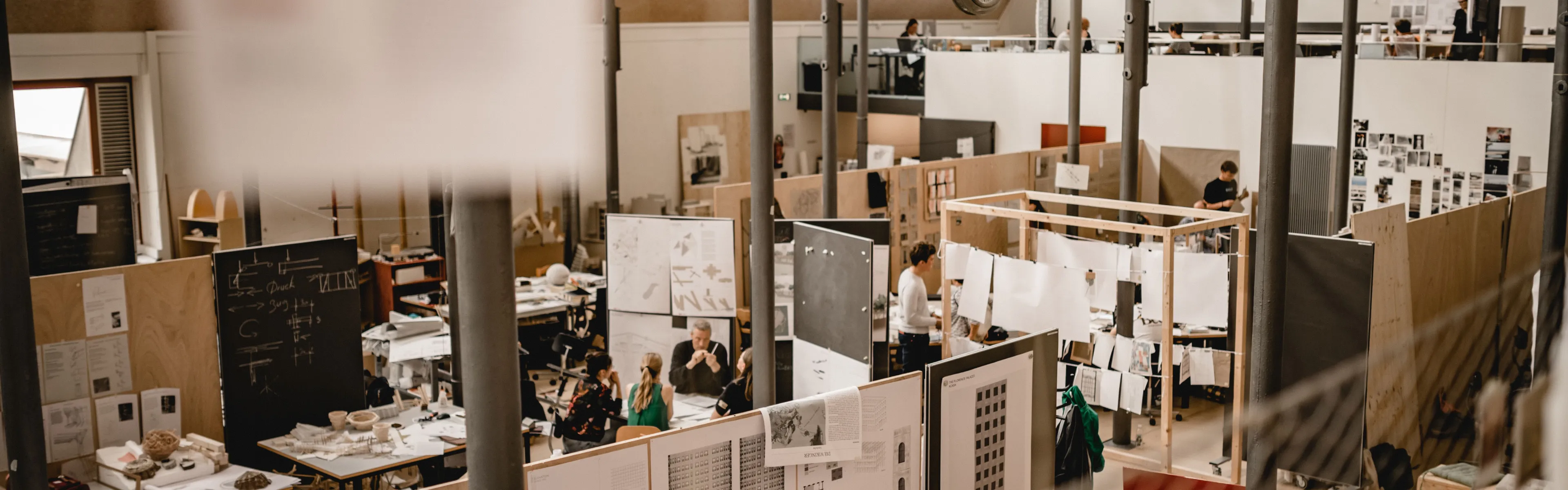 Architektur-Atelier-der-Liechtenstein-School-of-Architecture-mit-Studierenden-in-kreativer-Arbeitsatmosphaere