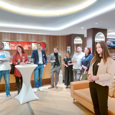 Alumni Veranstaltung mit Studierenden und Gästen im modernen Innenraum der Universität Liechtenstein