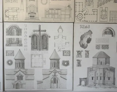 Architekturzeichnungen historischer georgischer Gebäude mit detaillierten Ansichten von Fassaden, Grundrissen und dekorativen Elementen.