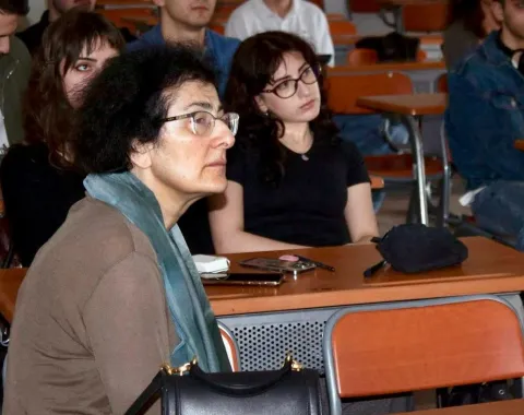 Studierende und Gäste verfolgen aufmerksam einen Vortrag.