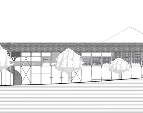 Architektonische Zeichnung eines länglichen Gebäudes mit Satteldach, umgeben von Bäumen. Die Struktur zeigt eine Mischung aus traditionellen und modernen Elementen, passend zur Wiederverwendung von Bauteilen eines alten Strickbaus.