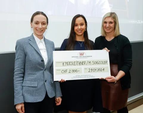 Drei Personen stehen nebeneinander und halten einen großen Scheck mit der Aufschrift "I&F Family Wealth Preservation Award". Die Summe von 2000 CHF und das Datum 29.01.2024 sind sichtbar. Sie lächeln in die Kamera.