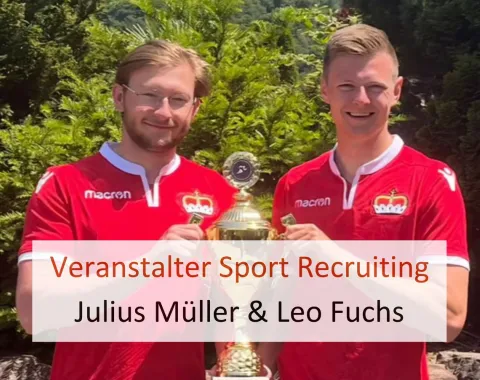 Zwei Personen in roten Trikots halten einen Pokal vor einer grünen, bewaldeten Kulisse. Text auf dem Bild: "Veranstalter Sport Recruiting".