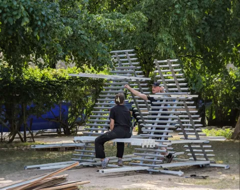 Holzkonstruktion im Bau mit zwei Handwerker:innen