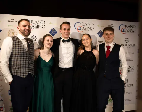 Gruppenfoto-Sponsorenwand-Universitätsball-Liechtenstein