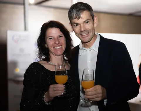 Gäste-stossen-an-Universitätsball-Universität-Liechtenstein