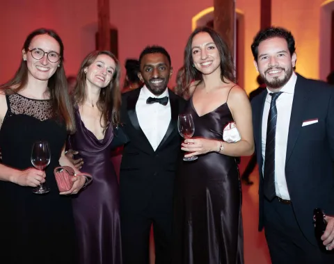 Gruppe-laechelt-Gruppenfoto-Uniball-Liechtenstein