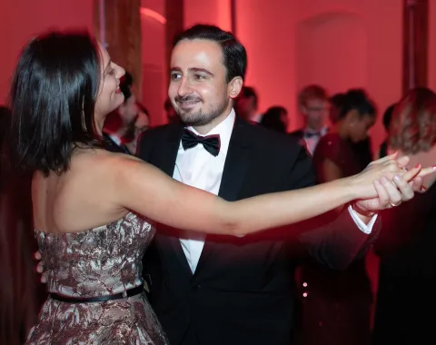 Tanzendes-Paar-viele-Gaeste-Uniball-Liechtenstein