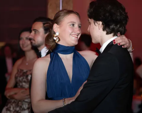 Tanzendes-Paar-lacht-Uniball-Liechtenstein