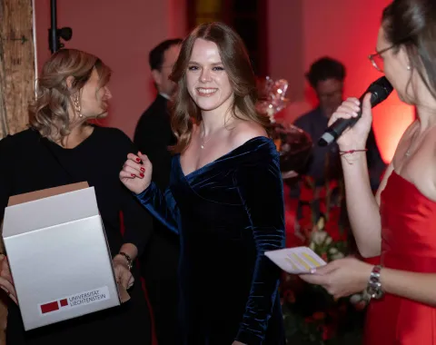 Verlosung-Frau-erhaelt-Preis-Uniball-Liechtenstein