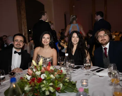 Gäste-posieren-am-Tisch-Universitätsball-Liechtenstein