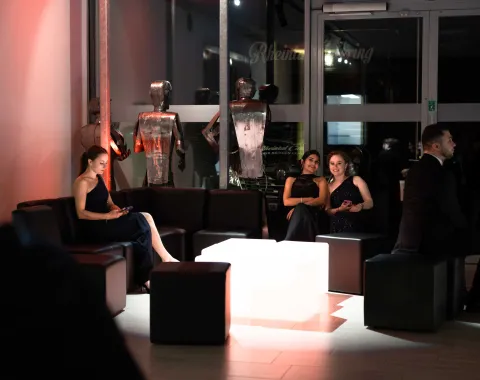 Gäste-sitzen-in-der-lounge-Uniball