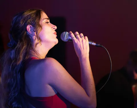 Sängerin-Auftritt-Uniball