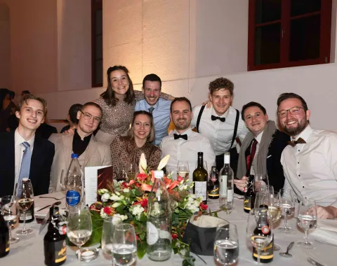 Gruppe-junger-Gäste-am-Tisch-Uniball-Liechtenstein