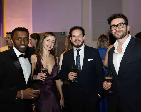 Vier-Gaeste-mit-Weinglaesern-Empfang-Uniball-Liechtenstein