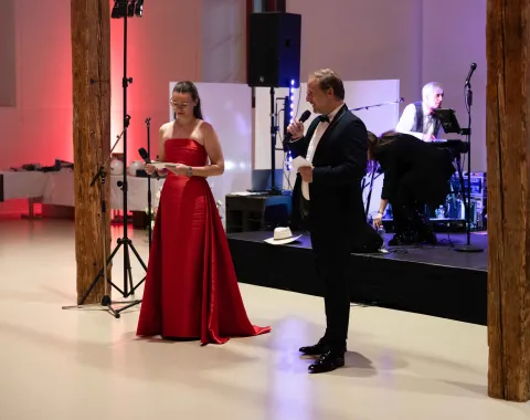 Moderatorin-rotes-Kleid-spricht-Uniball-Uni-Liechtenstein