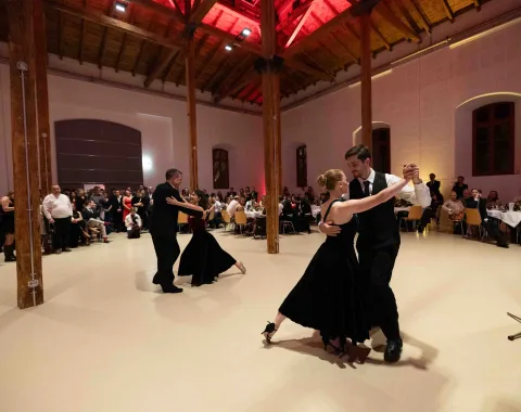 Weitwinkel-Tanzflaeche-Paare-Uniball-Liechtenstein