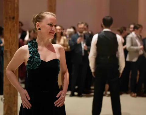 Laechelndes-Paar-tanzt-Uniball-Liechtenstein