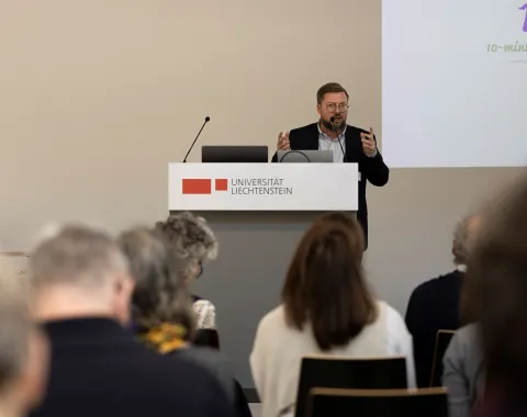 Vortragender bei einem Symposium