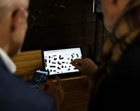 Blick auf ein Tablet mit einem Schwarzplan