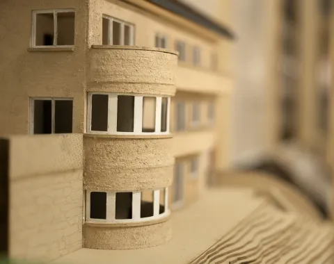 Ein Architetkurmodell in beige/weiss