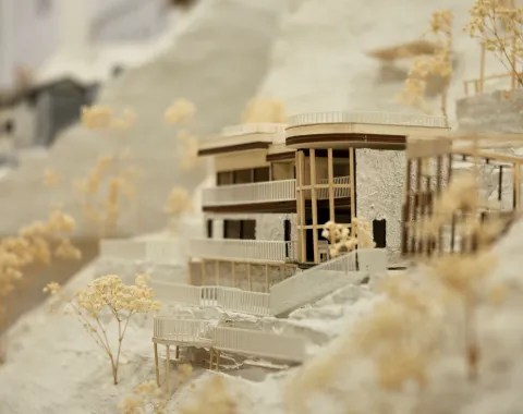Ein Architekturmodell aus Gips und Holz