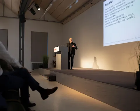 Eine Person präsentiert an einem Vortragspult