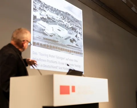 Eine Person präsentiert an einem Vortragspult