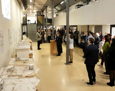 Mehrere Menschen bei einer Ausstellungseröffnung 