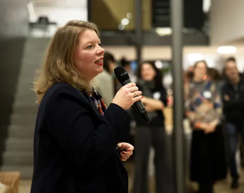 Eine Frau mit einem Mikrofon in der Hand