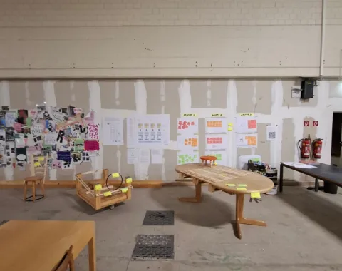 Blick auf einen Raum mit Holzmöbeln und Notizen an der Wand