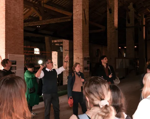 Ein Mann erklärt einer Gruppe von Leuten etwas