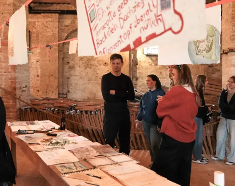 Mehrere Personen schauen auf Skizzen