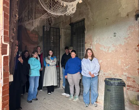 Mehrere Menschen in einem alten Gebäude