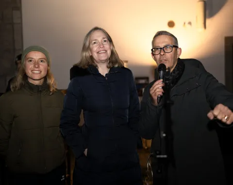 Projektteam des Red Pavillons steht zusammen.