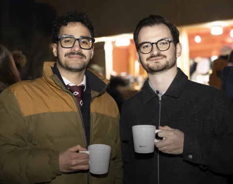 Studierende und Alumni im Gespräch.