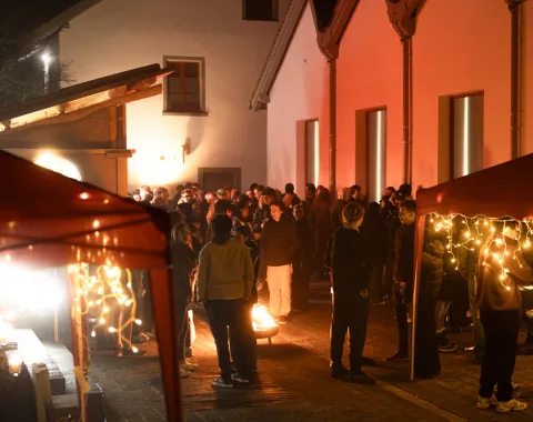 Zahlreiche Gäste füllen den Platz vor dem Red Pavillon.